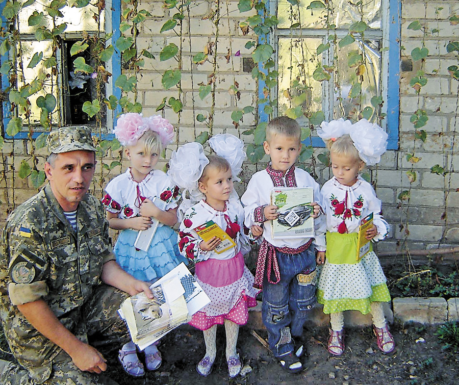 Подарункам радіють не лише діти, а й бійці, котрі бачать усмішки хлопчиків та дівчаток. Фото з сайту речника АТО у Луганській області